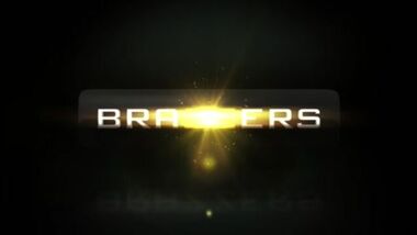Brazzers - Разгоряченные сучки в сексуальном белье ебутся с длинным дилдо