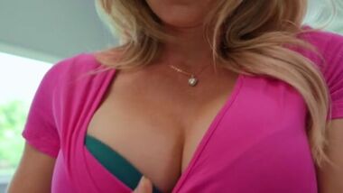 Brazzers - Сисястой мамочке не скучно когда под рукой любимый вибратор