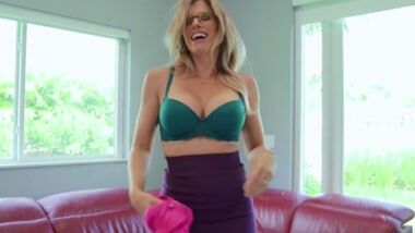 Brazzers - Сисястой мамочке не скучно когда под рукой любимый вибратор