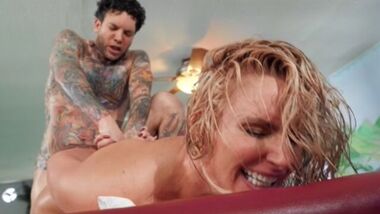 Brazzers - Смазанная маслом Phoenix Marie обожает массаж членом