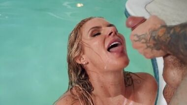 Brazzers - Смазанная маслом Phoenix Marie обожает массаж членом