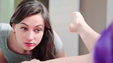 Brazzers-Фигуристая брюнетка изменила парню с его сестрой