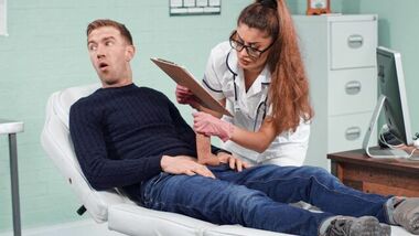 Горячая докторша хочет гигантский хуй пациента в свой ротик