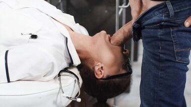 Горячая докторша хочет гигантский хуй пациента в свой ротик