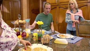 Brazzers - Мать и ее подруга трахает сына на кухонном столе
