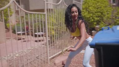 Brazzers - Кремпай для бритой киски жены во время ЖМЖ с ее любовницей