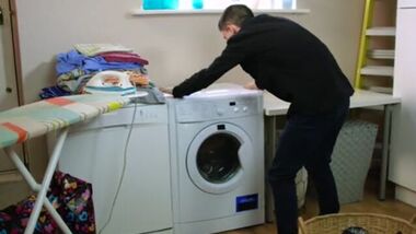 Мачеха оседлала член пасынка в прачечной на полу
