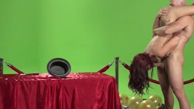 Незнакомец отжарил ведущую на ковровой дорожке