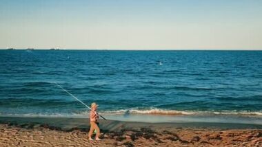 Красивая русалка благодарит рыбака за свое спасение сексом