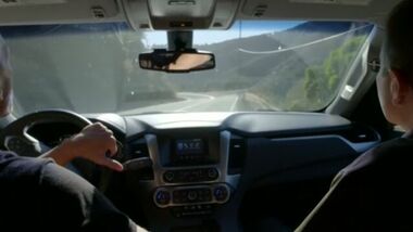 Полицейский жестко трахает проститутку возле машины