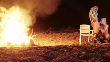 Шатенка изменяет мужу с его приятелем на яхте