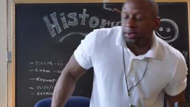 Студентка полирует черный хер преподавателя под столом