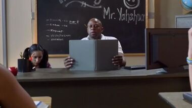 Студентка полирует черный хер преподавателя под столом