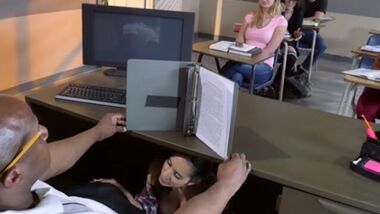 Студентка полирует черный хер преподавателя под столом