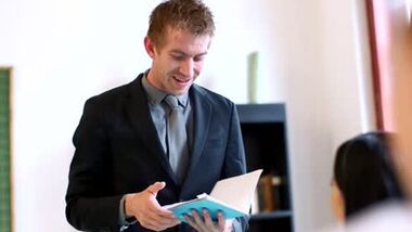 Учитель ебет бритую манду распутную школьницу на столе