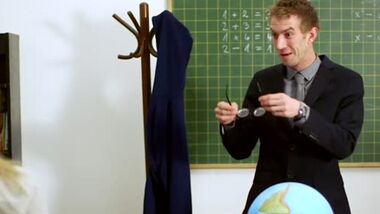Учитель ебет бритую манду распутную школьницу на столе