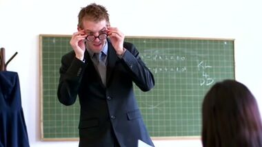 Учитель ебет бритую манду распутную школьницу на столе