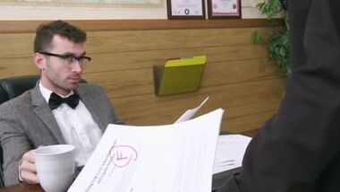 Учитель жестко выебал студентку на столе