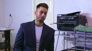 Уборщику перепал секс с шикарной начальницей с большими буферами