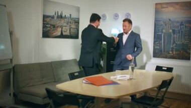 Отсасывает коллеге член под столом во время совещания у босса