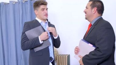 Секретарша трахнула клиента босса ради сделки