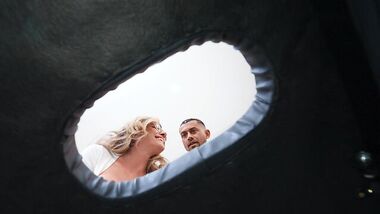 Массажирует своим толстым членом её тугой анал