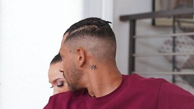 Массажирует своим толстым членом её тугой анал