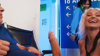 Охрана аэропорта не оставляет ни одного члена без присмотра