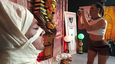 Прыгает большой жопой на его большом члене
