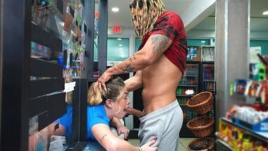 Негр сверлит пизду молодой шлюхе