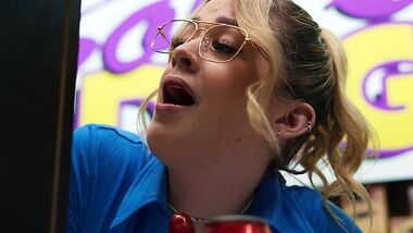 Негр сверлит пизду молодой шлюхе