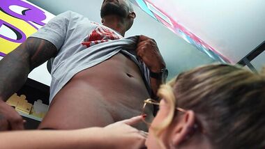 Негр сверлит пизду молодой шлюхе