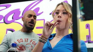 Негр сверлит пизду молодой шлюхе