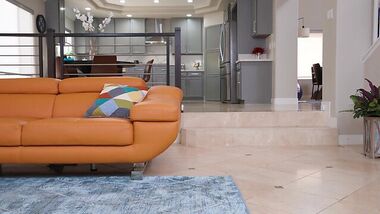 Мистер Cum-A-Lot получает двойной сэндвич со шлюхой