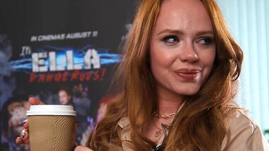 Шлюха в чулках ебется на стуле