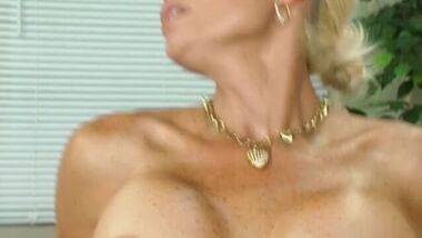 Мечтательные офисные сиськи