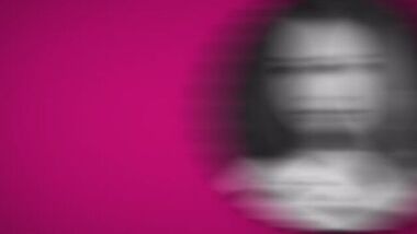 Фиолетовая сучка получает неожиданный анал