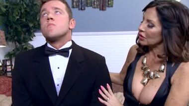 Мачеха успокаивает жениха