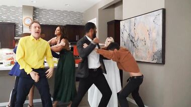 Дикая и безумная вечеринка с фаршировкой петуха