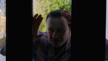 Малышка, набирающая номер на попку