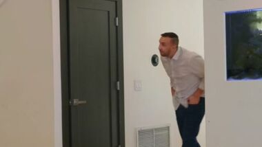 Малышка, набирающая номер на попку
