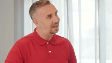 Разрывая орех в невесте