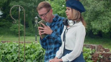 Девушка с кремом Manic Pixie