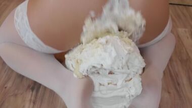 Большая мокрая попка невесты