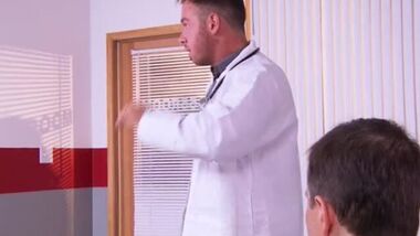 Он притворяется!